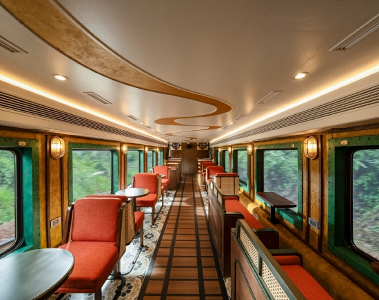 2025年運行開始!2階建てハノイ観光列車「ハノイ・トレイン」列車旅体験ツアー+アオザイレンタル付き<日本語ガイド付き/トレインストリート通過>